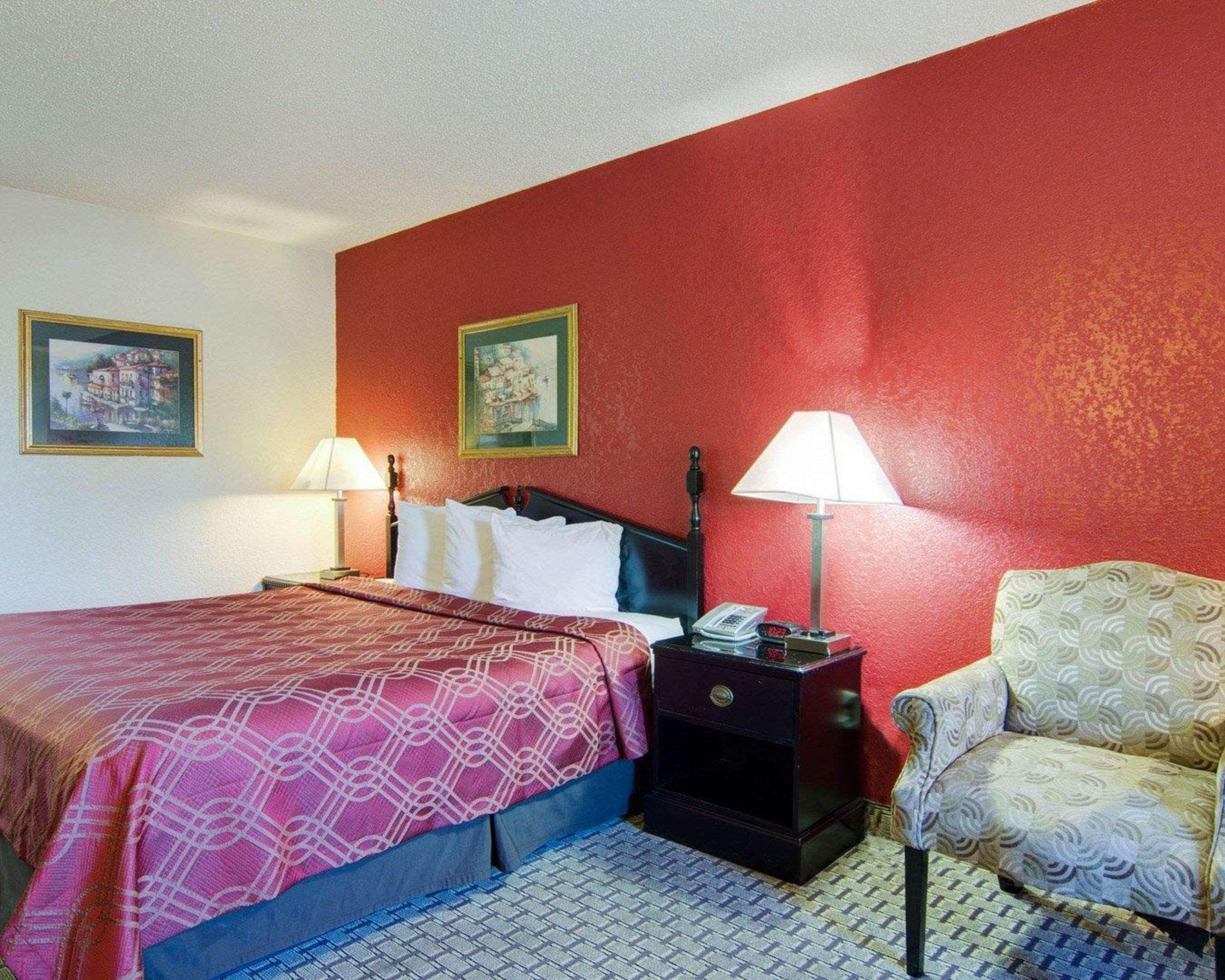 Econo Lodge Pine Bluff Exterior photo