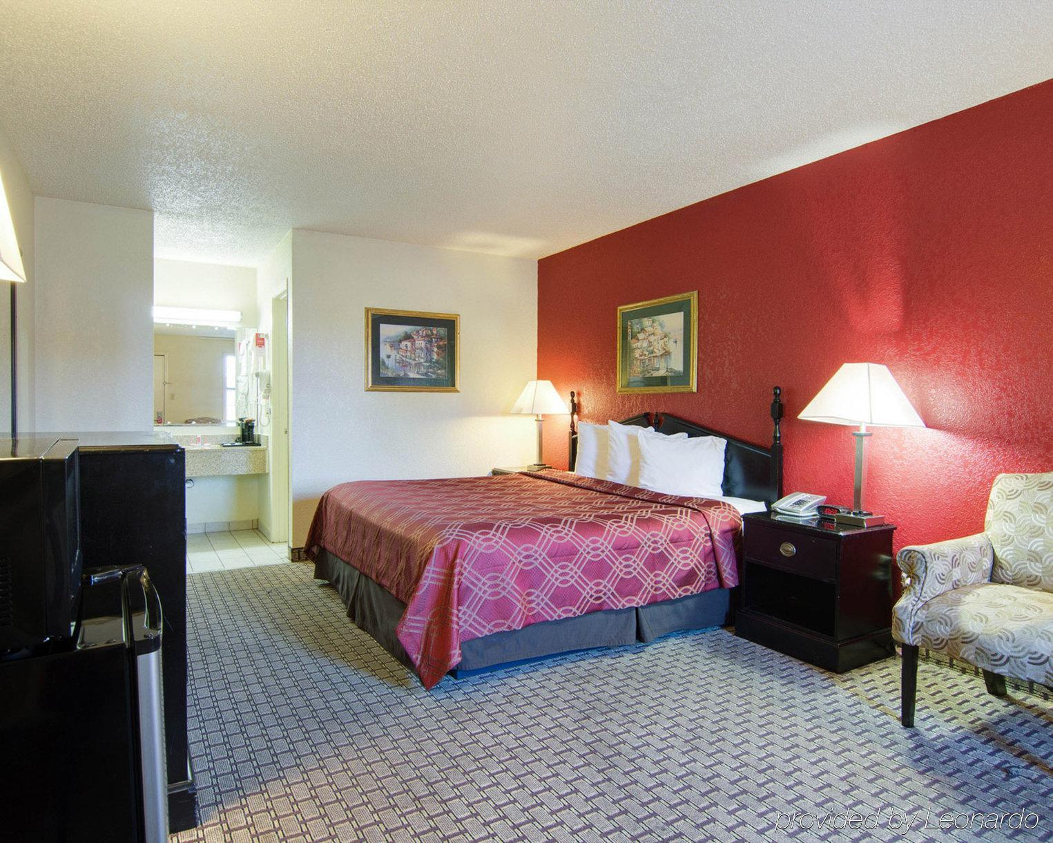 Econo Lodge Pine Bluff Exterior photo